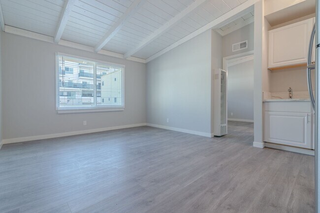 Building Photo - 1218 Armacost Ave