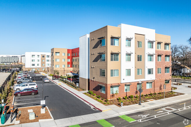 Vista alternativa del edificio - Wong Center Senior Apartments