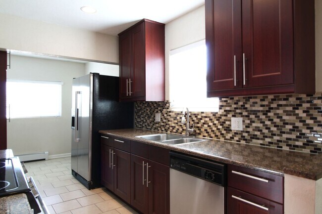 Foto del edificio - Updated house in great Englewood location.