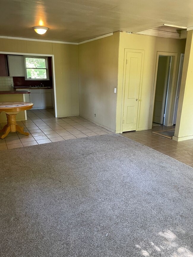 Building Photo - 2 bdrm