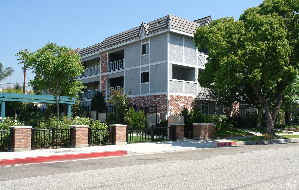 Primary Photo - 417 W Harvard St