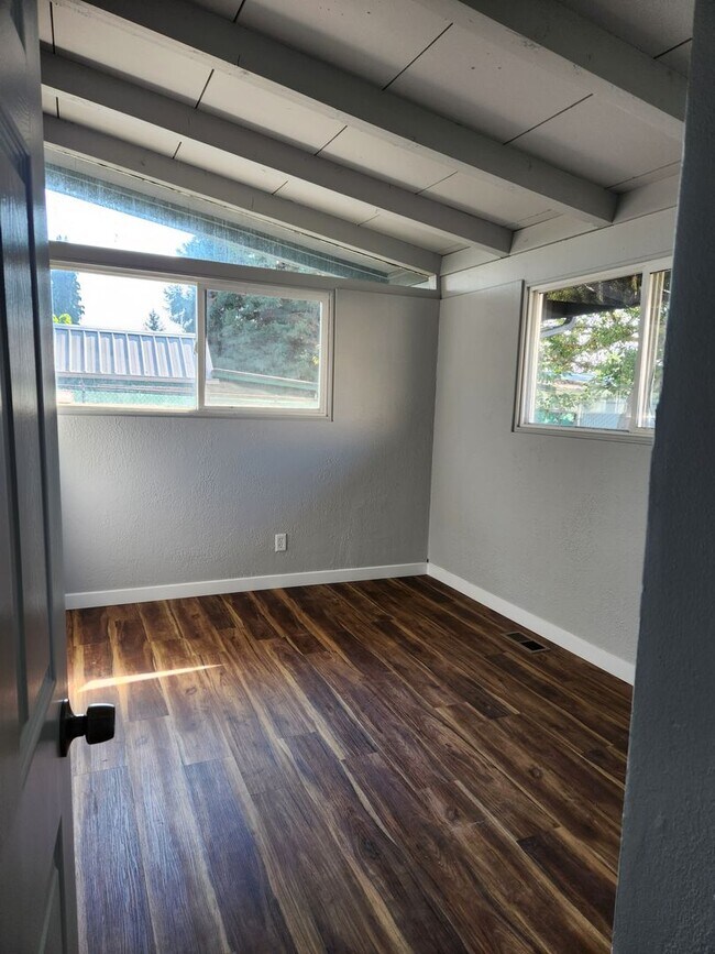 Foto del edificio - Newly Renovated 3 Bedroom House with a Carport!
