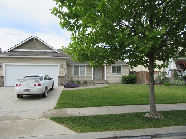Building Photo - 1421 W Yaquina Dr