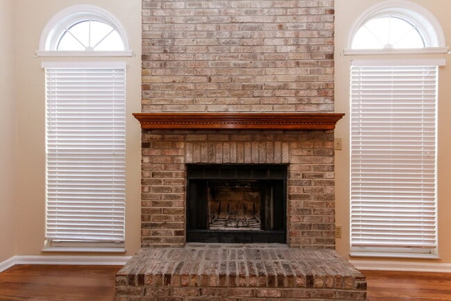 Building Photo - 5537 Vicksburg Dr