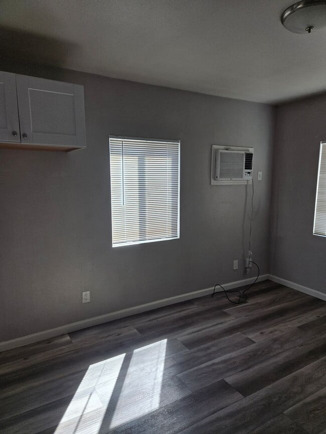 Building Photo - Studio Apartment Located in the Heart of D...