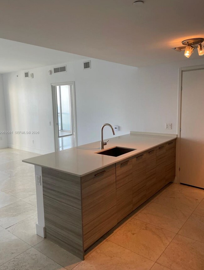Foto del edificio - 1300 Brickell Bay Dr