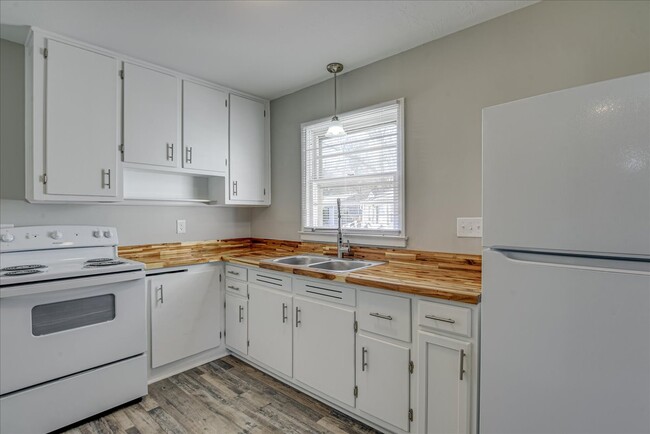 Building Photo - 2541 Rhodes Dr