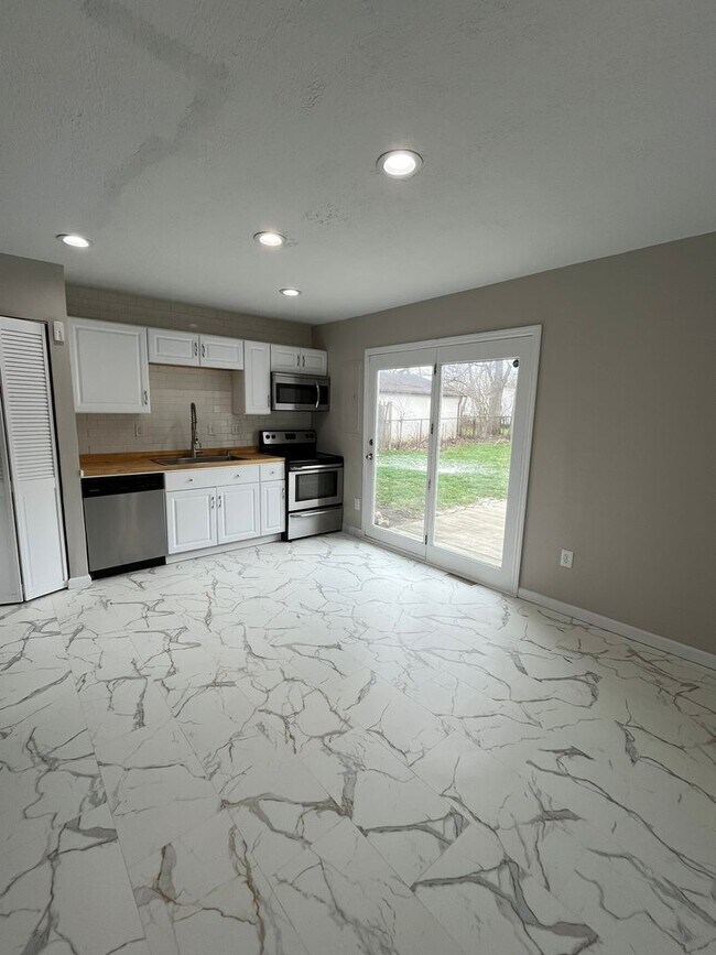 Foto del edificio - Spacious 3-Bedroom Ranch with 2-Car Garage & Oversized Fenced Backyard