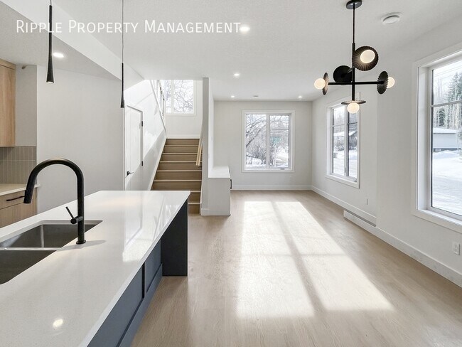 Photo du bâtiment - BRAND NEW 3 BEDS, 2.5 BATHS TOWNHOUSE | SUN-DRENCHED LUXURY IN BOWNESS