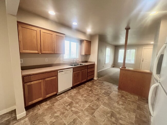 Building Photo - 2 Bedroom, 1 Bath in Town Apply Now https:...