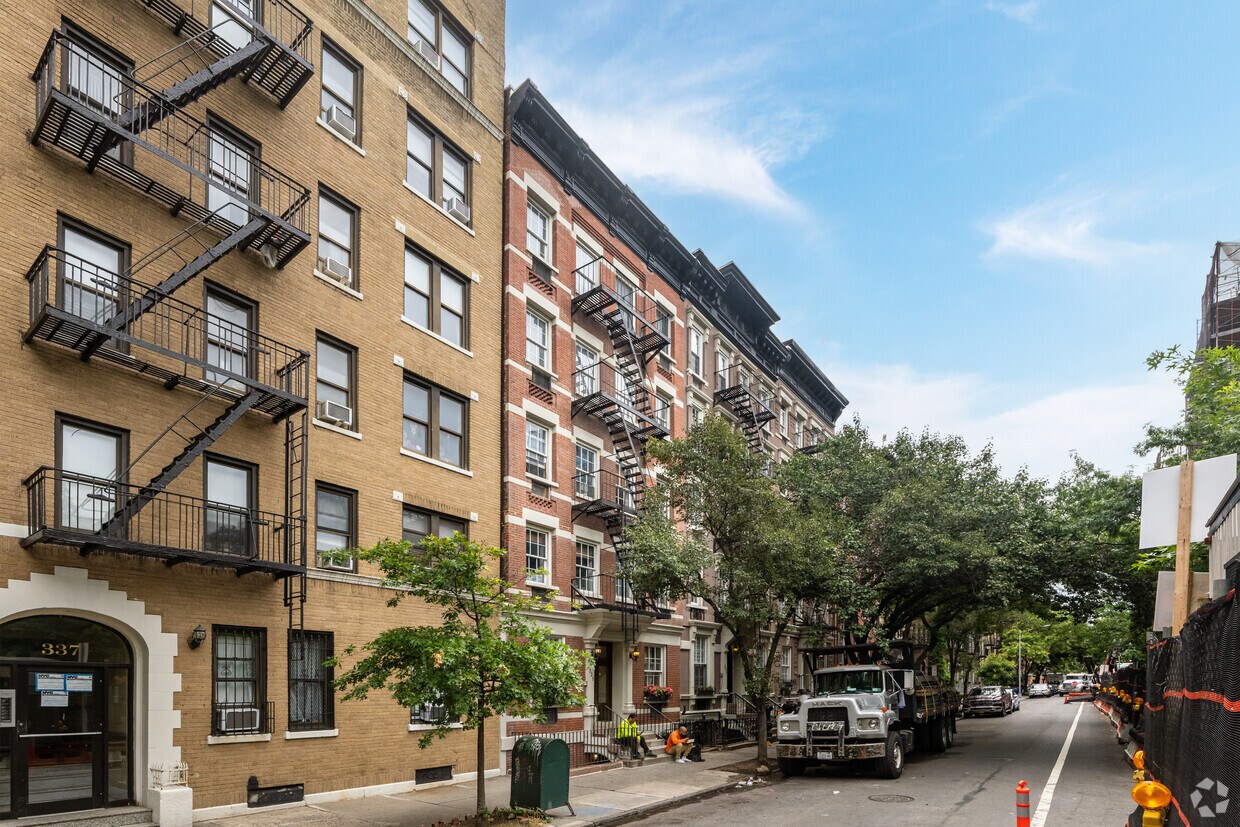 Primary Photo - 335 W 21st St