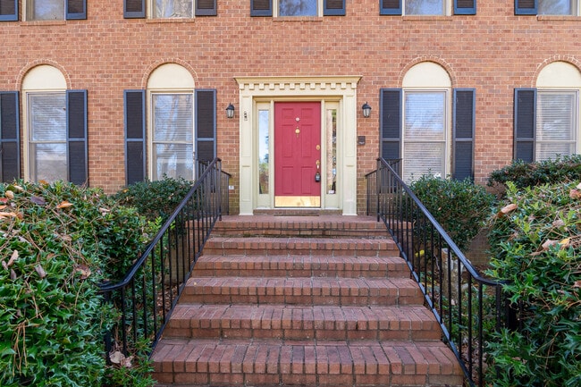 Building Photo - 4135 Knollcrest Cir N
