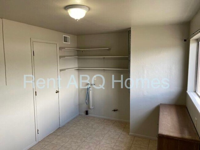 Foto del edificio - 1,100 sq ft 3 Bedroom, 1 Bath Family Home