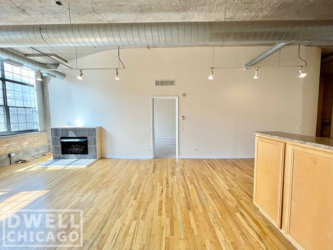 Building Photo - 17 N Loomis St
