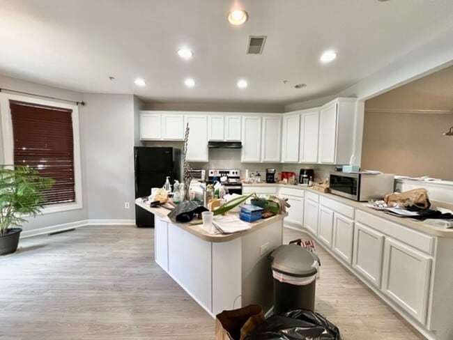Building Photo - Spacious and bright 3 BR 3.5 BA TH with ga...