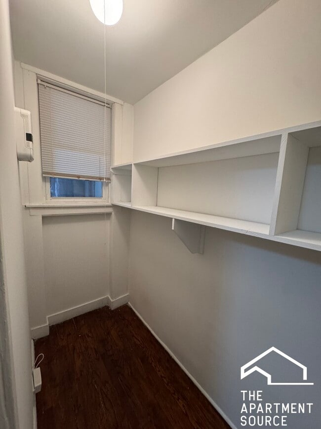 Foto del edificio - 2510 N LeClaire Ave