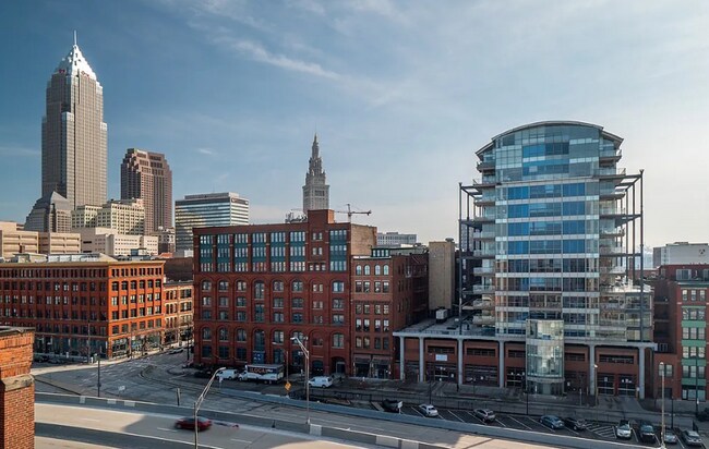 Building Photo - 701 W Lakeside Ave