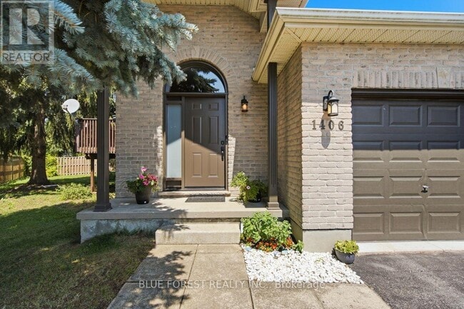 Building Photo - 1406 Aspenridge Crescent