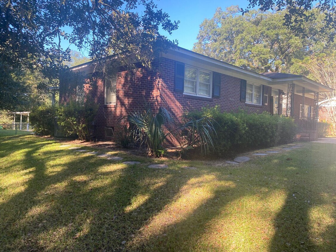 Building Photo - For Rent – 3 Bed / 2.5 Bath Home | $1,400/month  Recently updated and move-in ready 3-bedroom, 2....