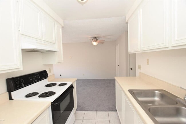 Building Photo - Popular Victoria Avenue Penthouse