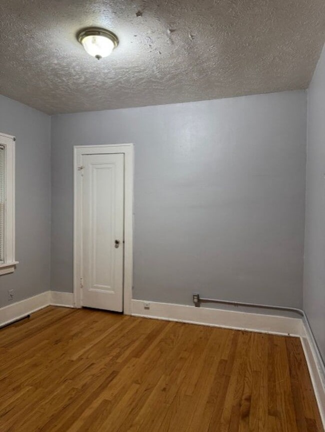 Building Photo - 3 Bedroom House Available Now!!