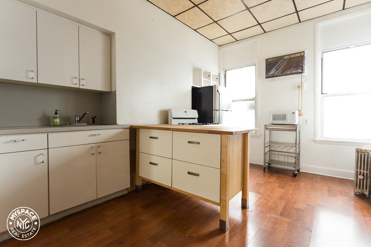 Primary Photo - 712 Lorimer St