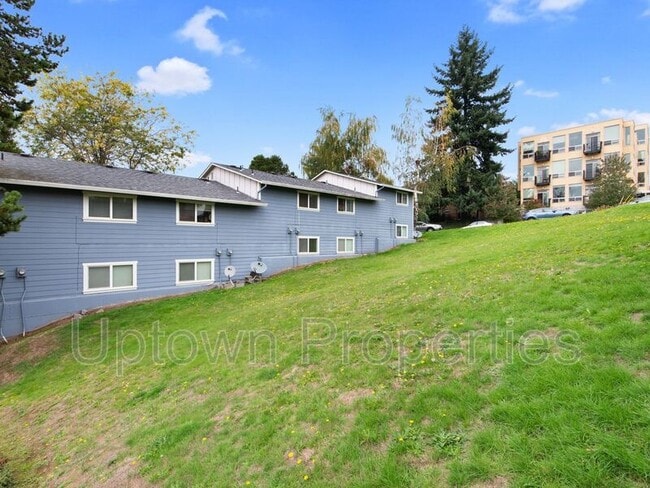 Building Photo - 6830 N Richmond Ave