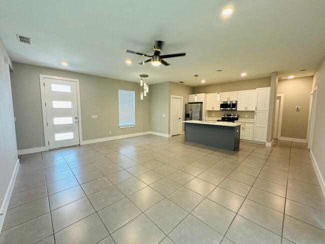 Foto del edificio - GORGEOUS 4 Bedroom, 2 Bathroom Home in Poi...