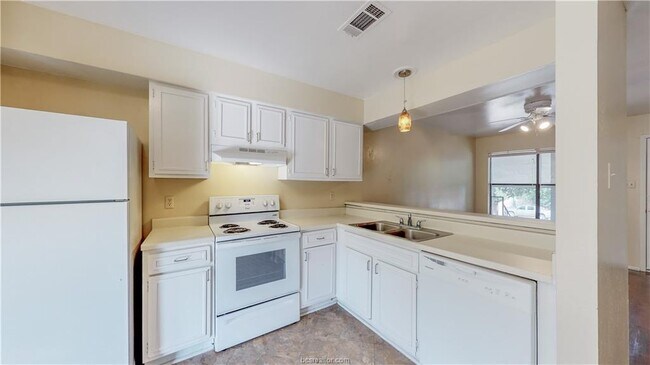Building Photo - 305 Manuel Dr