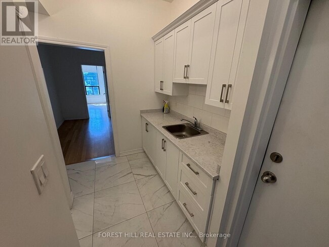 Building Photo - 756 Queen St W