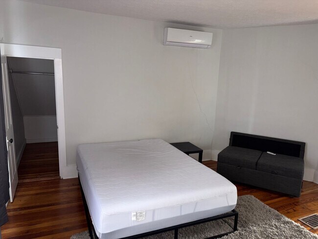 Foto del edificio - Cozy 1 Bed,1 Bath partially furnished apartment located in The Heart Of Elizabethtown!