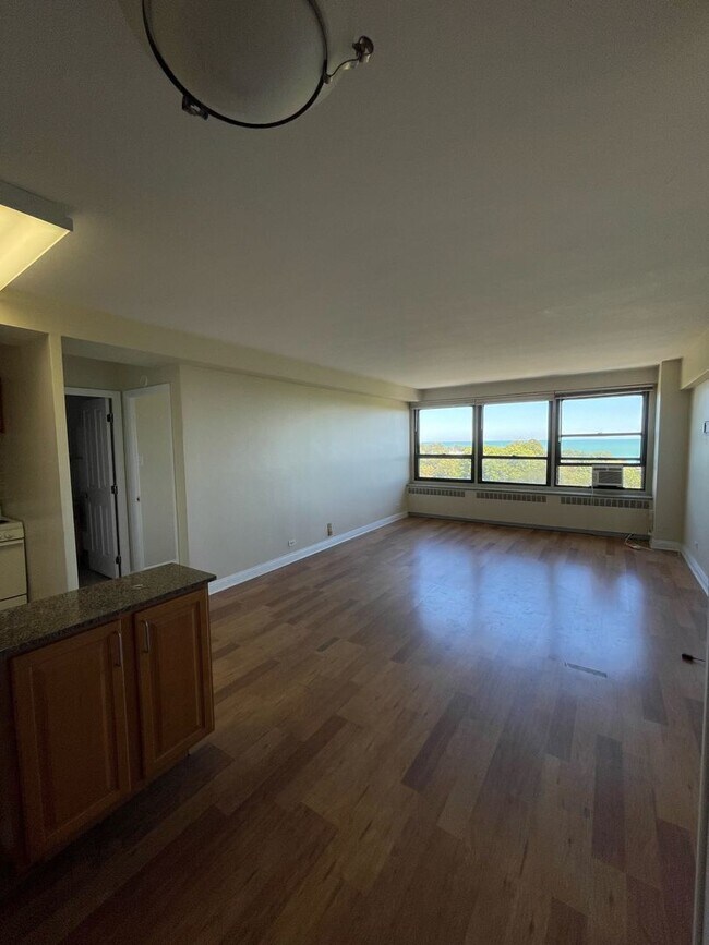 Foto del edificio - 4180 N Marine Dr
