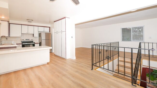 Building Photo - 563 S Fashion Park St