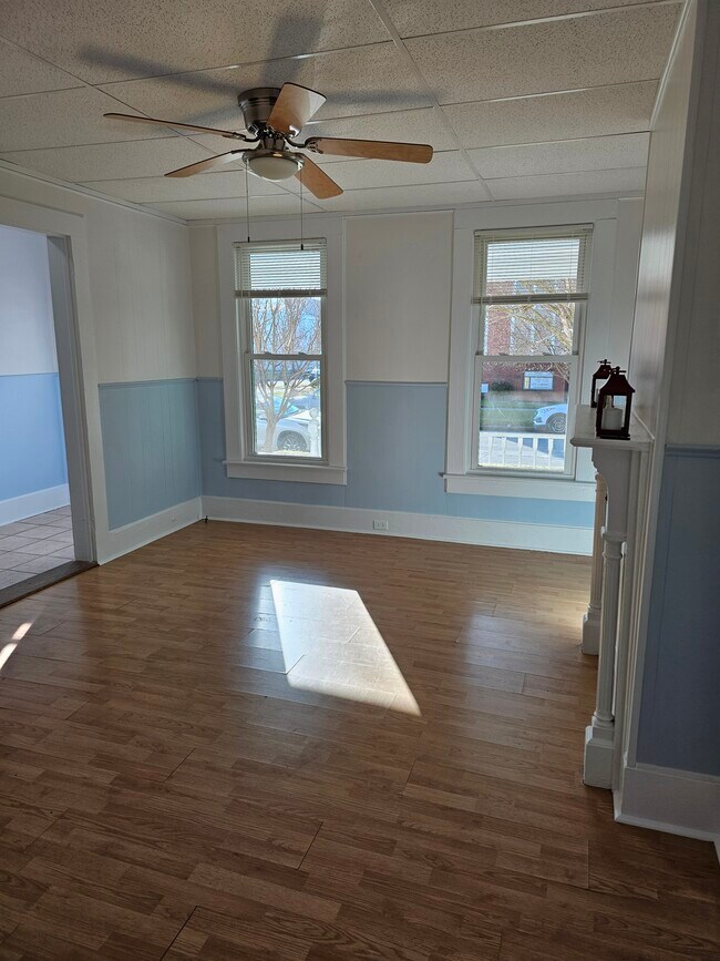 Vista lateral de la sala de estar - 421 Tazewell Ave