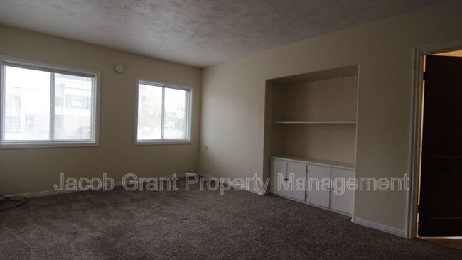 Building Photo - 676 Memorial Dr