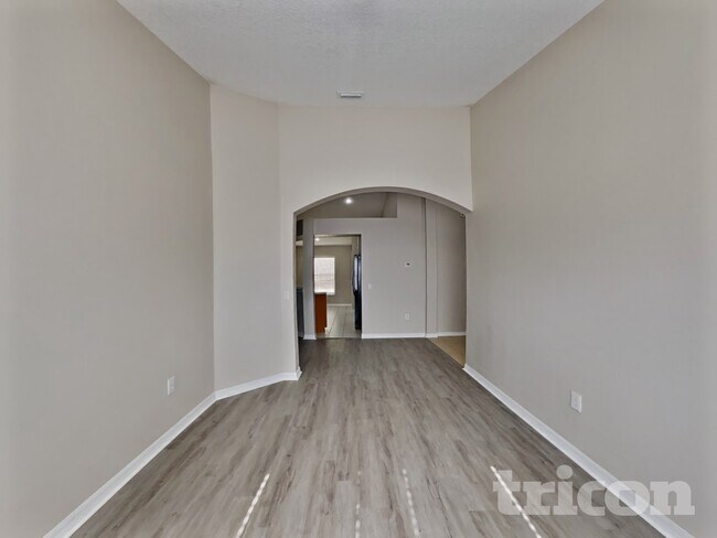 Foto del edificio - 6944 Crown Lake Dr