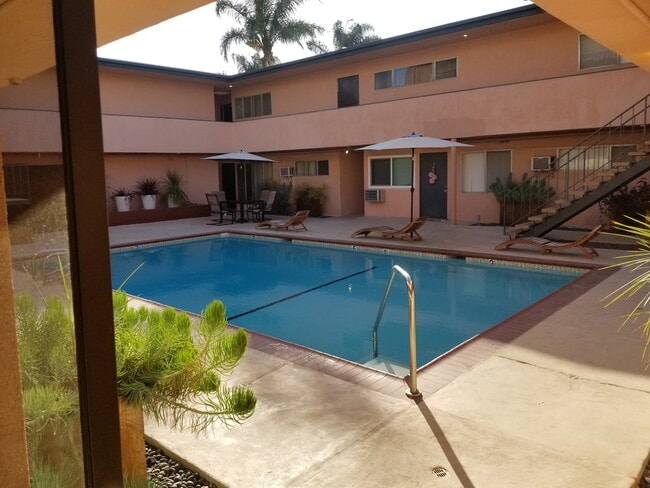 Gorgeous Courtyard With Pool - 1718 Federal Ave