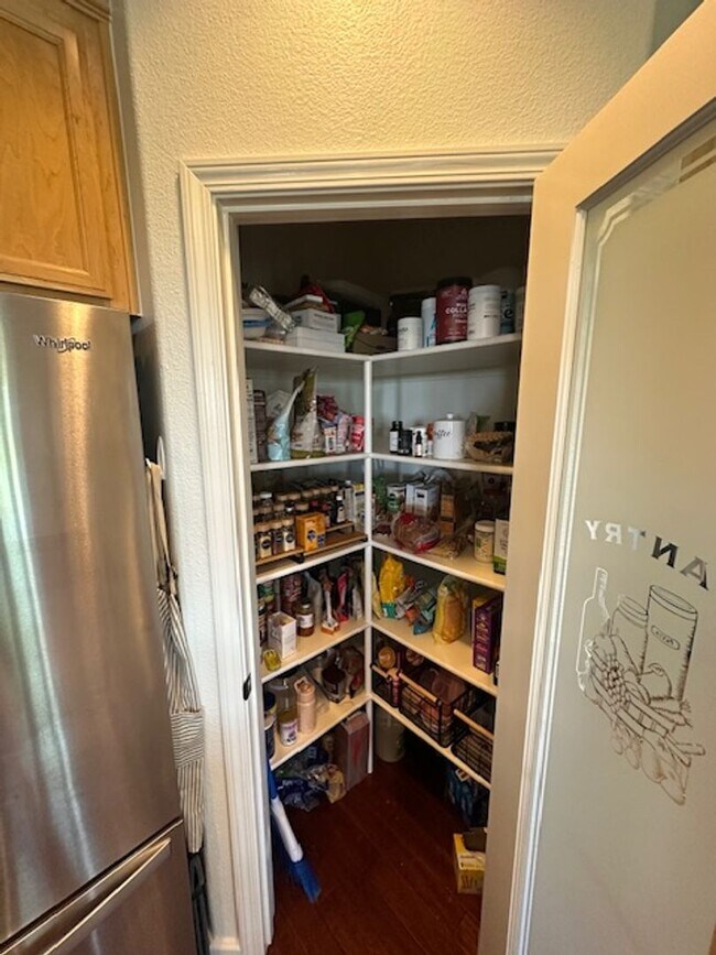 Building Photo - Brentwood 4 bd/2.5 bath with Speakeasy Room behind 2 car garage! Incredible backyard patio, outdo...