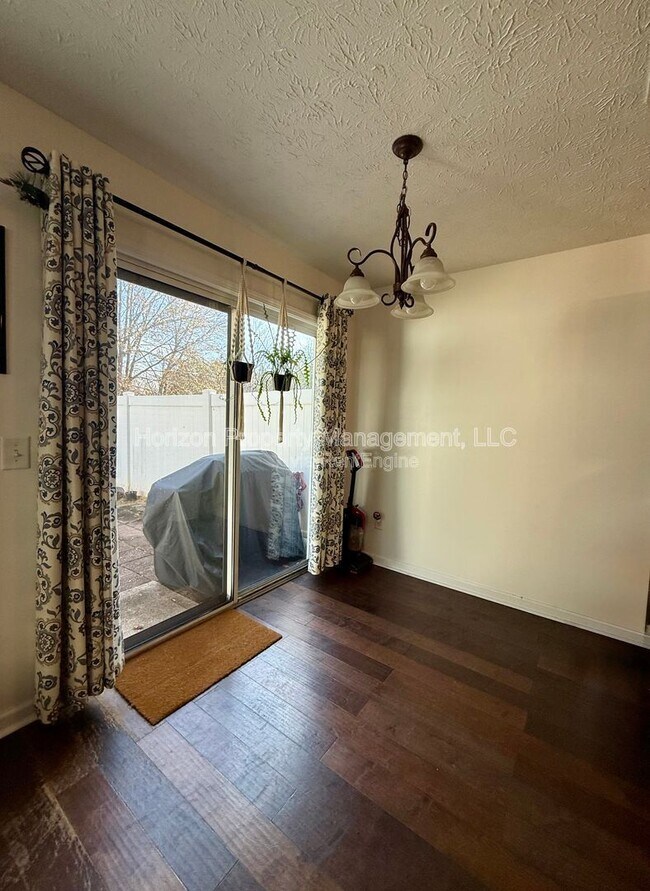 Foto del edificio - 5705 Mountain Top Pl