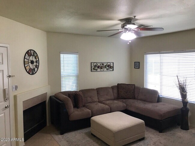 Foto del edificio - 9450 E Becker Ln