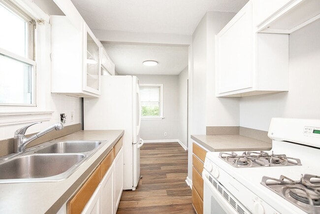 Building Photo - THREE BEDROOM SINGLE FAMILY HOME IN BEAUTI...
