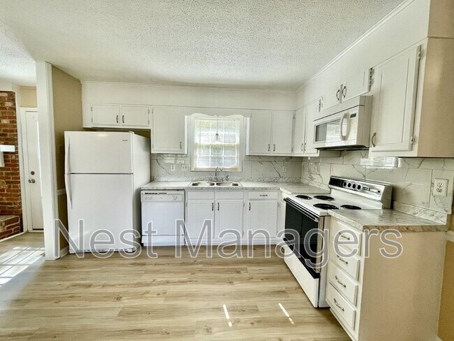Foto del edificio - 5967 Lake Trail Dr