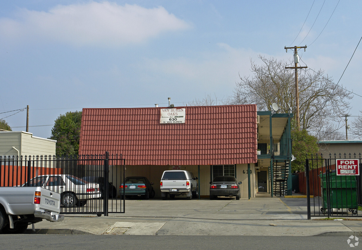 Building Photo - Van Buren Oaks