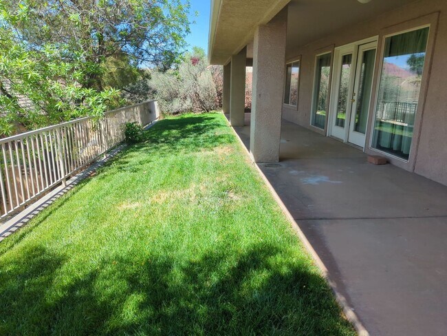 Foto del edificio - Charming 2-Bedroom + Office Home with Spacious Layout & Serene Backyard. Access to Community Pool...