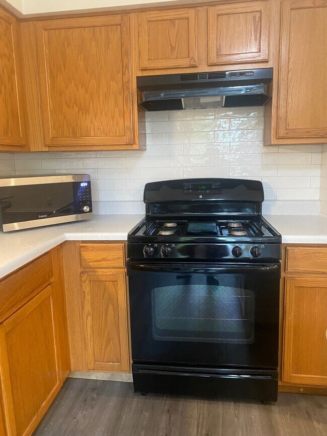 Building Photo - 3 Bedroom Duplex Home in Romeoville