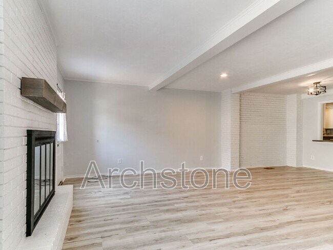 Foto del edificio - 3103 W Wilshire Blvd