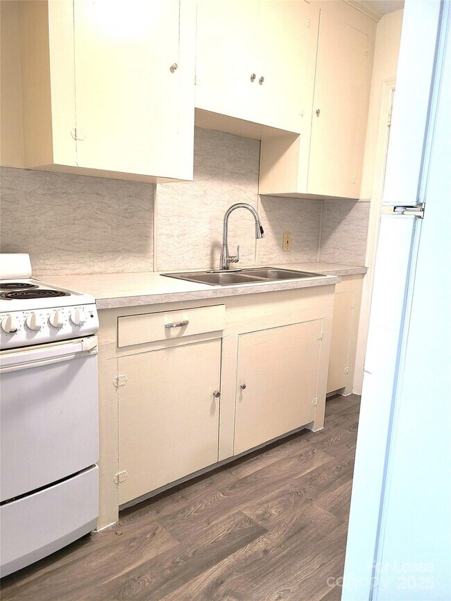 Foto del edificio - 2357 Sharon Rd