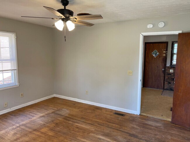 Building Photo - 3 Bedroom, 1 Bathroom. Available March!