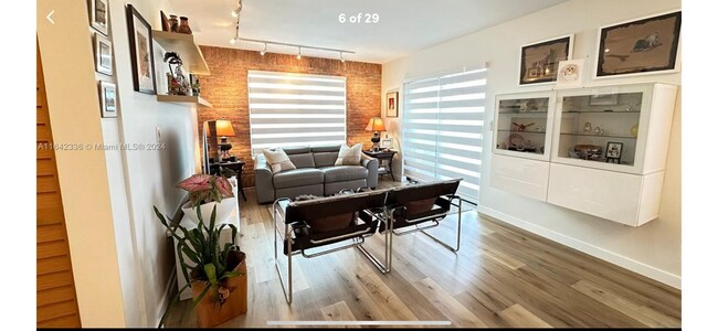 Foto del edificio - 605 NW 72nd Ave