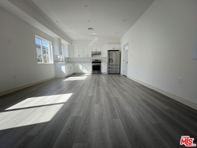 Foto del edificio - 8640 Baring Cross St
